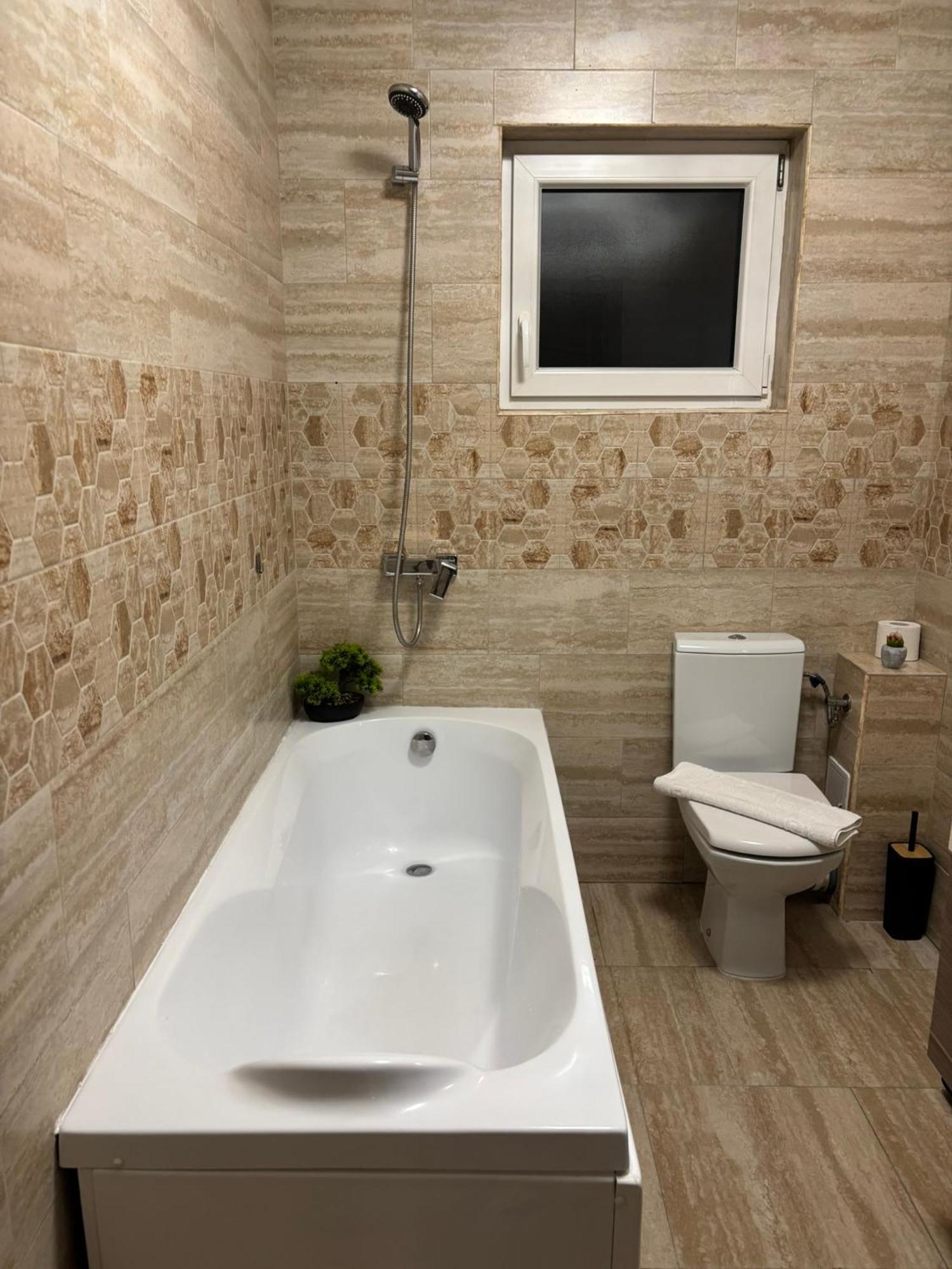 Dream - Large Apartament With Freeparking In A Quietarea Just 10 Minutes Away From City Center Bistriţa Extérieur photo